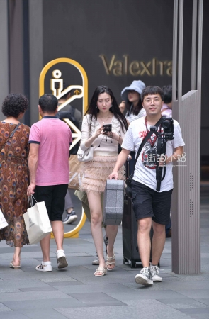 时尚的群，白白的腿！