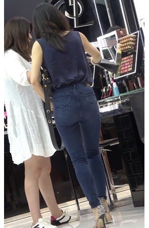 商场里的牛仔裤美女