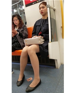 4k-丝袜美腿小姐姐貌似发现被拍，暗自高兴笑嘻嘻