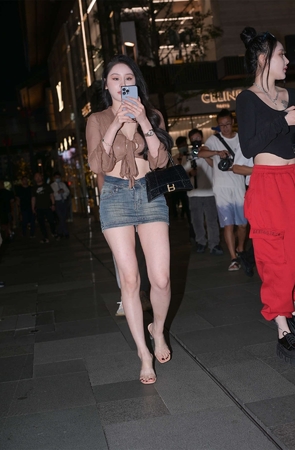 牛仔短裙大长腿