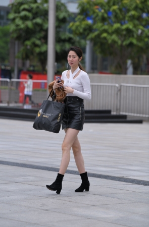 白衣皮短裙美女