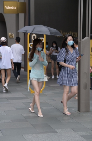 白皙肉腿美女