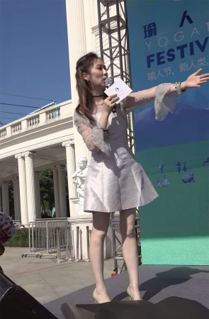 白色连衣裙街拍高跟鞋性感美女主持