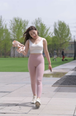 一始街拍作品 – 粉色信封