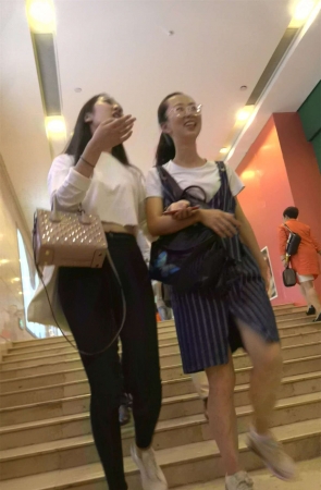 跟姐妹逛商场的超紧身裤街拍圆臀美女