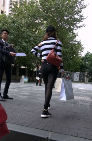 运动弹力裤鸭舌帽美女小姐姐