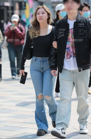 丰韵牛仔裤美女