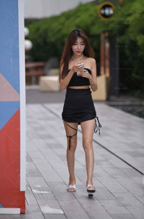 街拍苗条的黑色短裙小姐姐