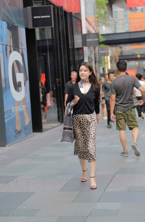 街拍性感豹纹裙s妇