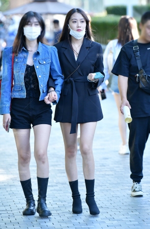 靓丽苗条热裤美女