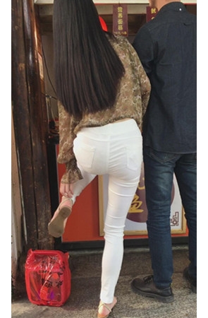 长发白裤美女