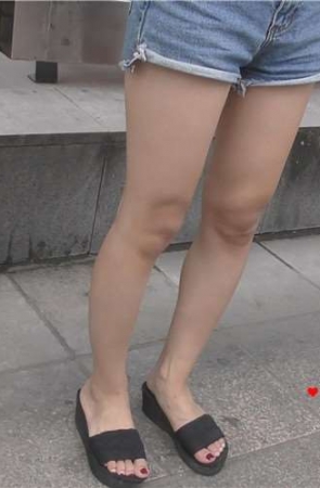 4k-公车站偶遇甜美小清新热裤少女在等车。