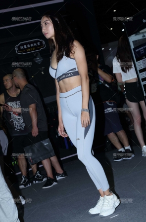 穿Monster的大长腿模特