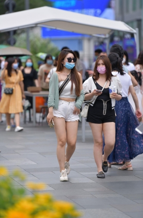白色热裤墨镜小姐姐