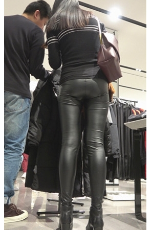 商场里试衣的高挑紧身皮裤美女《二》[1.52G/MP4]