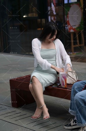街拍连衣裙高跟美足美女