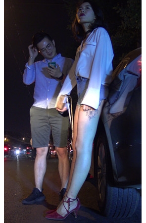 有纹身的热裤妹子