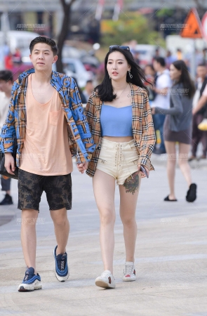 热裤大白腿美女