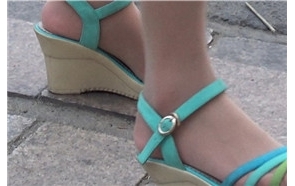 肉丝丝袜高跟凉鞋的眼镜妹。