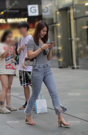 紧牛勾勒曲线美