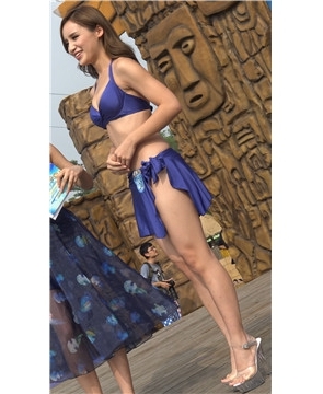 4k-深蓝色泳装美女，高跟水晶鞋很不错。