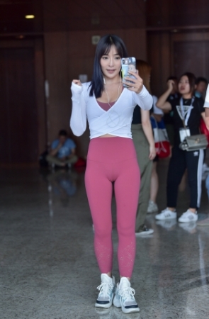 玩直播的甜美小姐姐 回头率真高