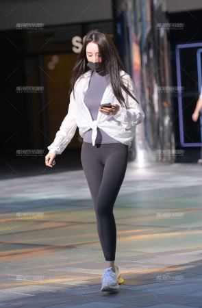 黑色瑜伽裤美女