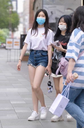 热裤大白腿女孩