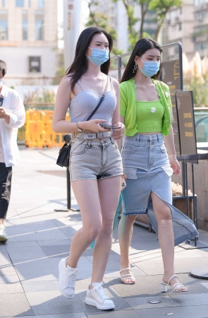 吊带背心，热裤美女