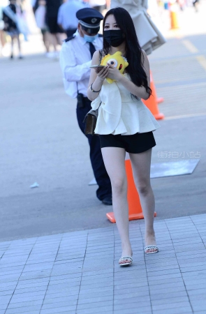 抱着公仔的小姐姐