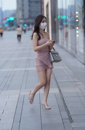 减龄粉色连衣裙