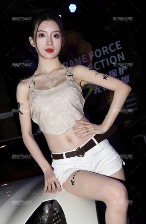 米色肚兜 白色热裤2