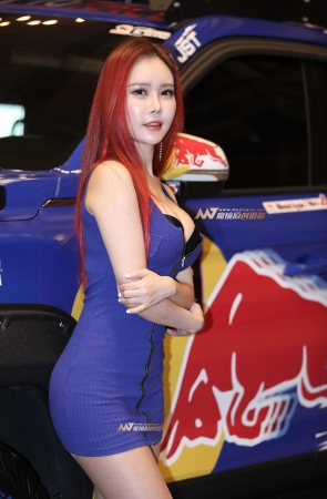 [辉辉赛贴-韩国改装车展]酒红色头发丝袜大胸妹子