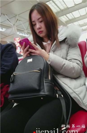 4k-候车室内的小清新甜美少女。