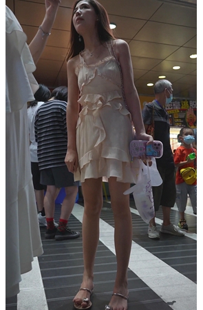 吊带长腿小姐姐