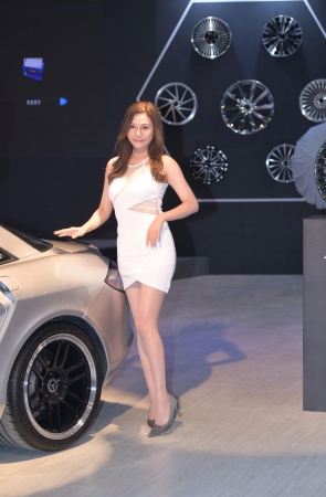 白色连体裙车模小姐姐