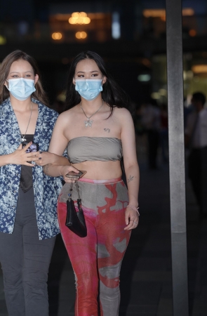 性感的丰腴长发妹子