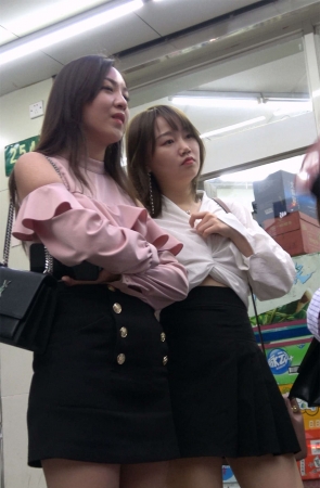 跟拍黑色短裙长腿高跟美女