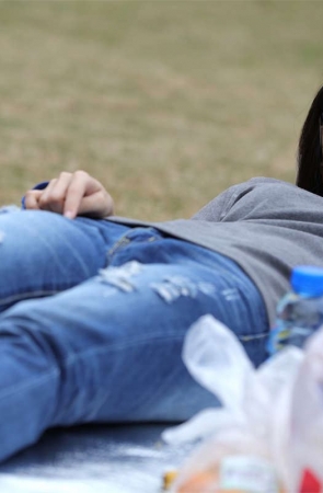 No1250 眼镜学生M大方展示少女嫩足脚心