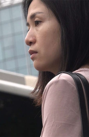 在等车的漂亮美女