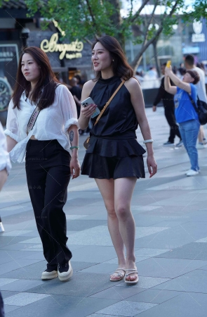 街拍凉鞋美腿美女
