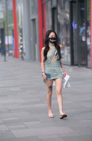 街拍超短裙小妞~【春光乍……】