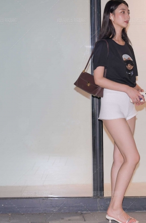 夜拍白色热裤美女