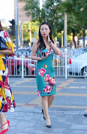 街拍吊带裙美妇