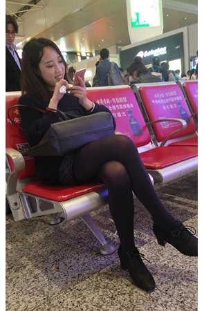 玩手机很开心的黑丝妹子