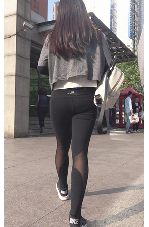 黑色紧身裤丰腴妹子