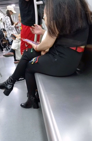 地铁里面的高跟美脚