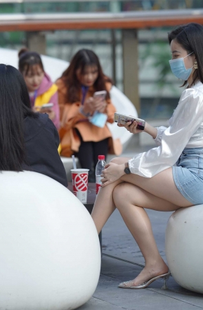 牛仔短裙肉丝美眉