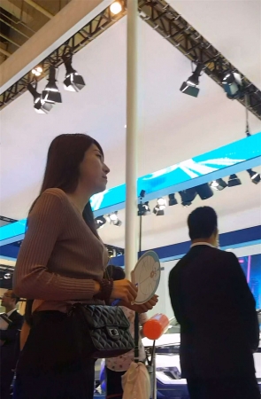 逛车展的黑色紧身裤高挑小姐姐