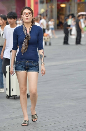 25225-4=55√步行街拍摄热裤小姐姐～ ​​​ 10P